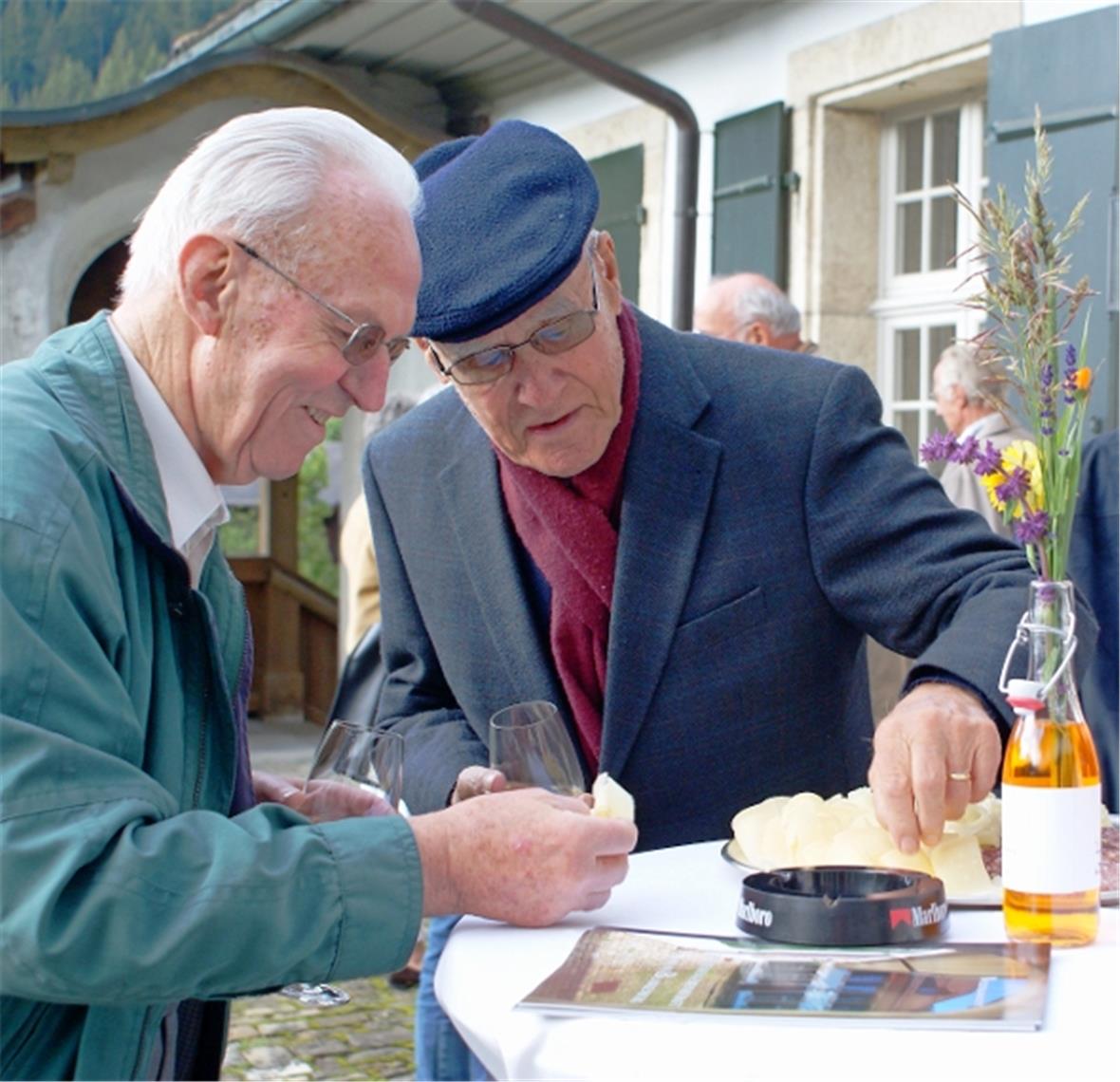 Erste Eheversprechen am 7. Oktober auf Schloss Blankenburg Alt Regierungsstatthalter Martin Krebs und Alt-Notar Dr. Hans Imobersteg freuen sich über die Renaissance vom Schloss Blankenburg.