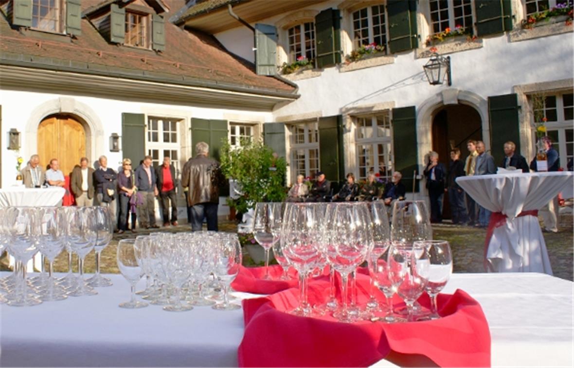 Erste Eheversprechen am 7. Oktober auf Schloss Blankenburg Lässt die Gläser hell erklingen: Grossrat Hans-Jörg Pfister informierte die Landsgemeinde-BesucherInnen im Schlosshof bevor er zum Apéro lud.