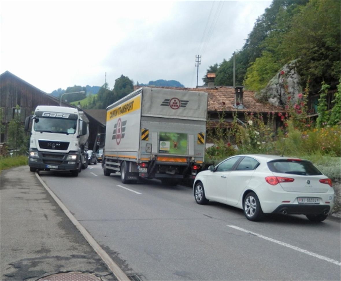 LKWs fahren auf dem Trottoir und der Kreisoberingineur I Thun plant gelassenweiter