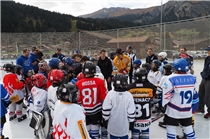 Hockey-Stars waren zusammen mit Kindern auf dem Eis