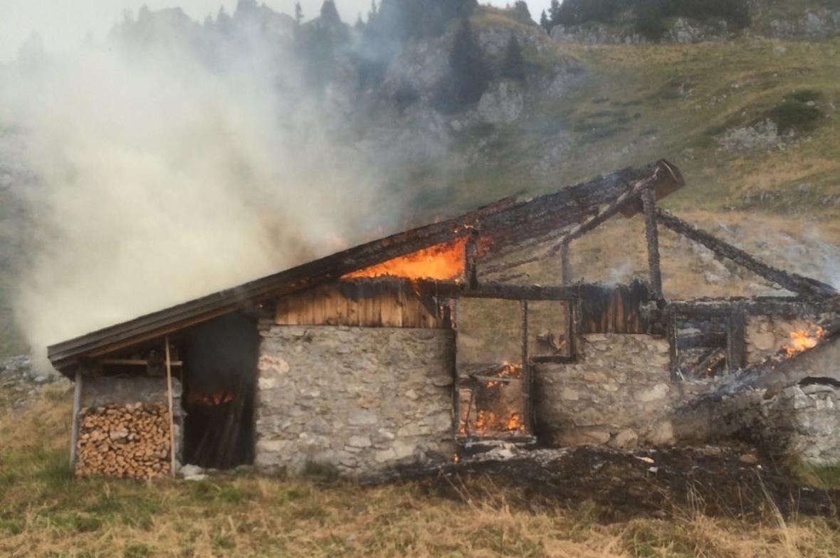 Alphütte weitgehend niedergebrannt