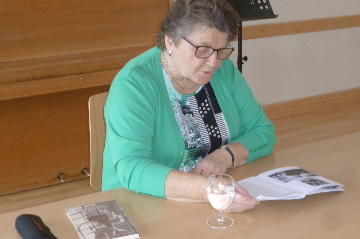 Elisabeth Zeller las den Senioren vor