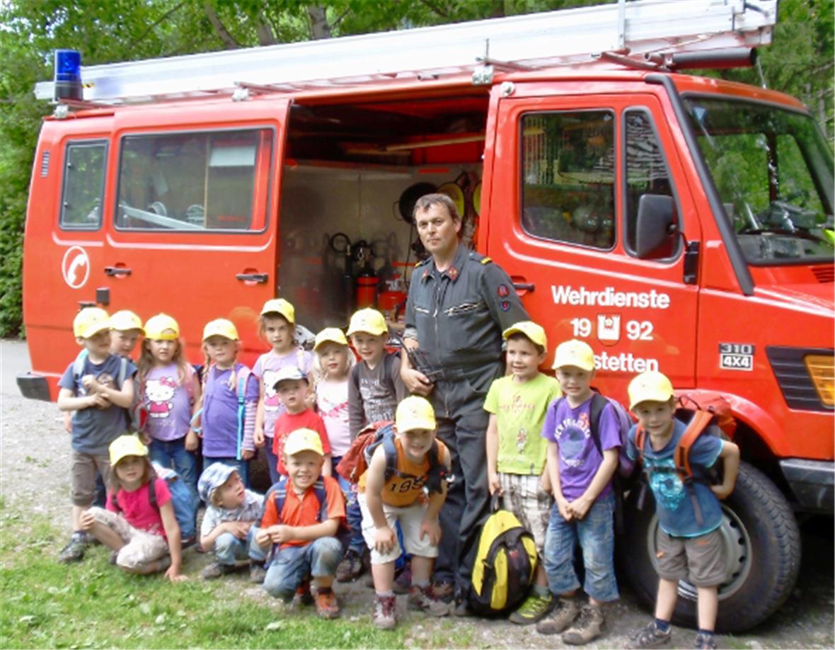 Kindergartenkinder unterwegs mit dem Feuerwehrauto