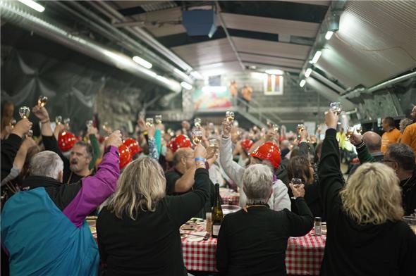 444 genossen Raclette «untertag» – Weltrekord! 
