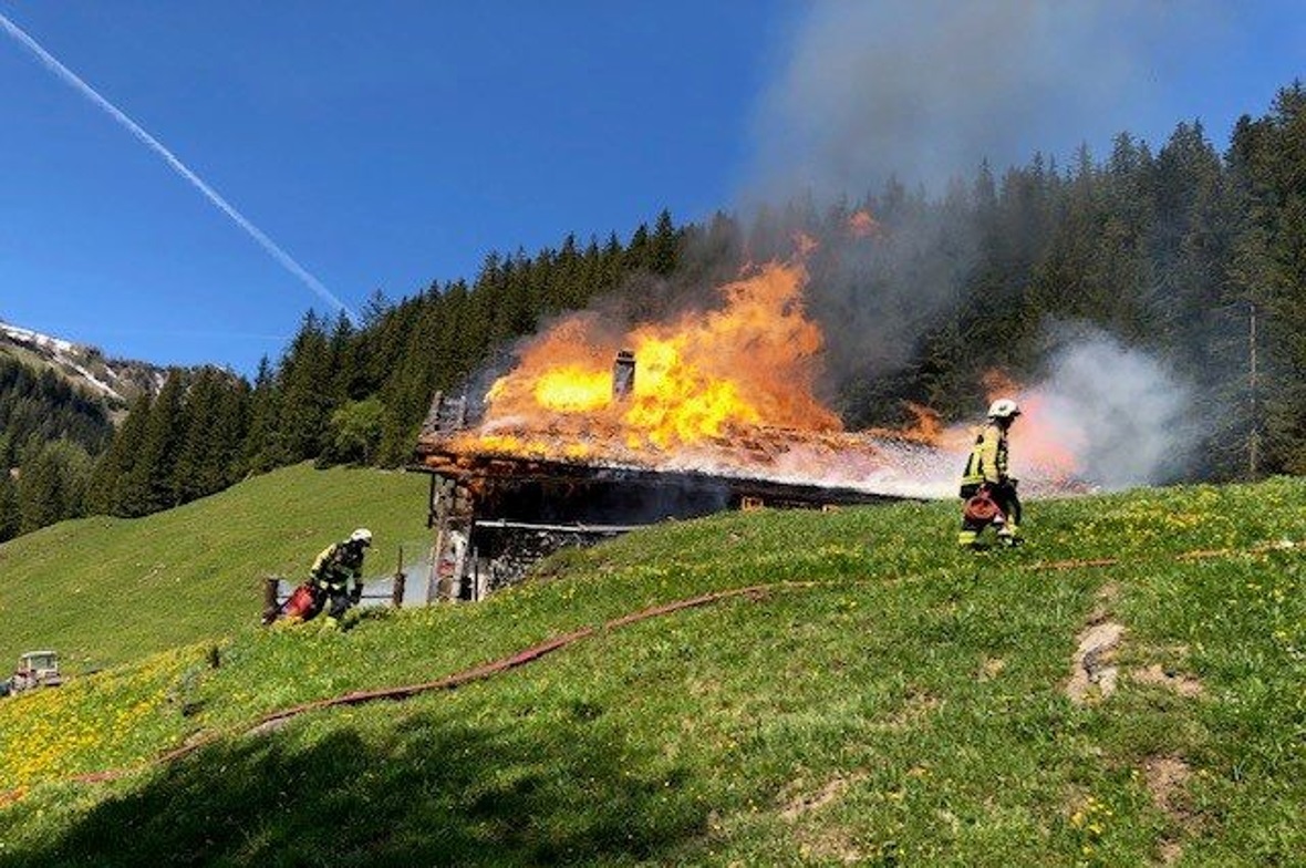 Alphütte durch Feuer zerstört