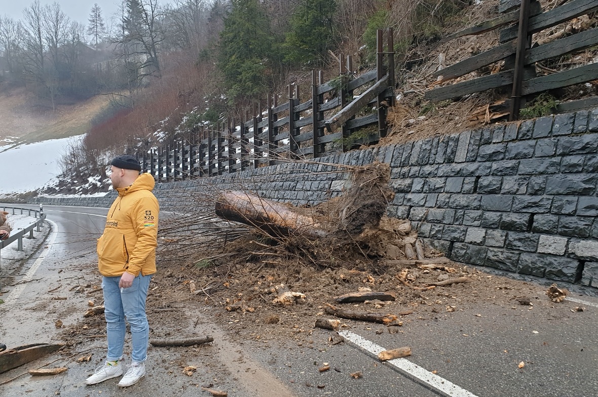 Erdrutsch verschüttet Hauptstrasse in Oberwil