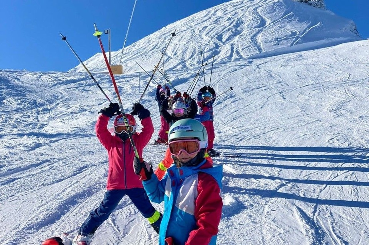 Kindergarten- und Schulkinder auf die Ski