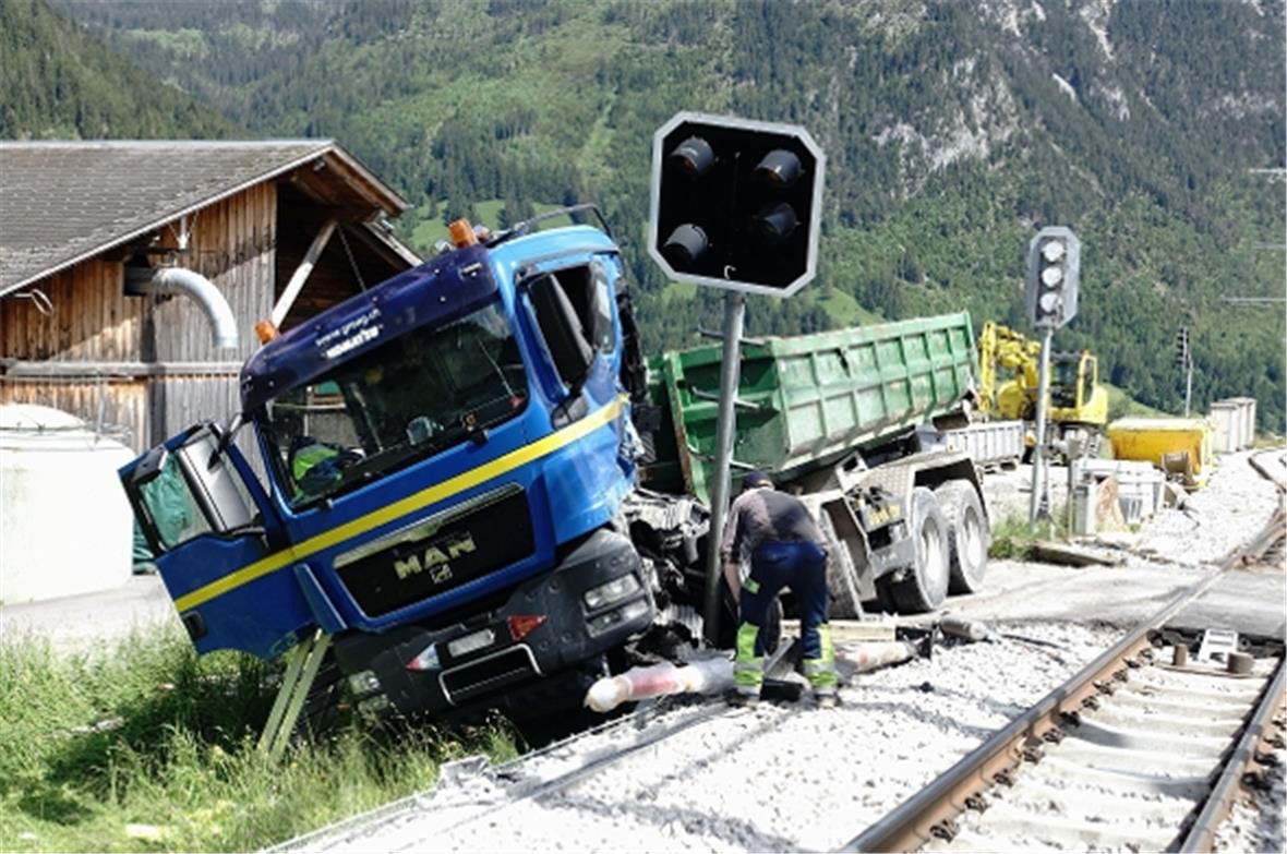 Kollision zwischen Personenzug und Lastwagen