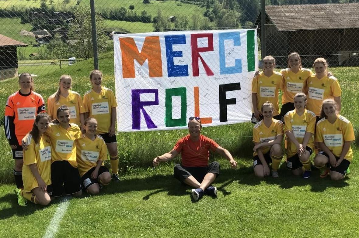 Juniorinnen B des FC Obersimmental sagen «Merci Rolf»