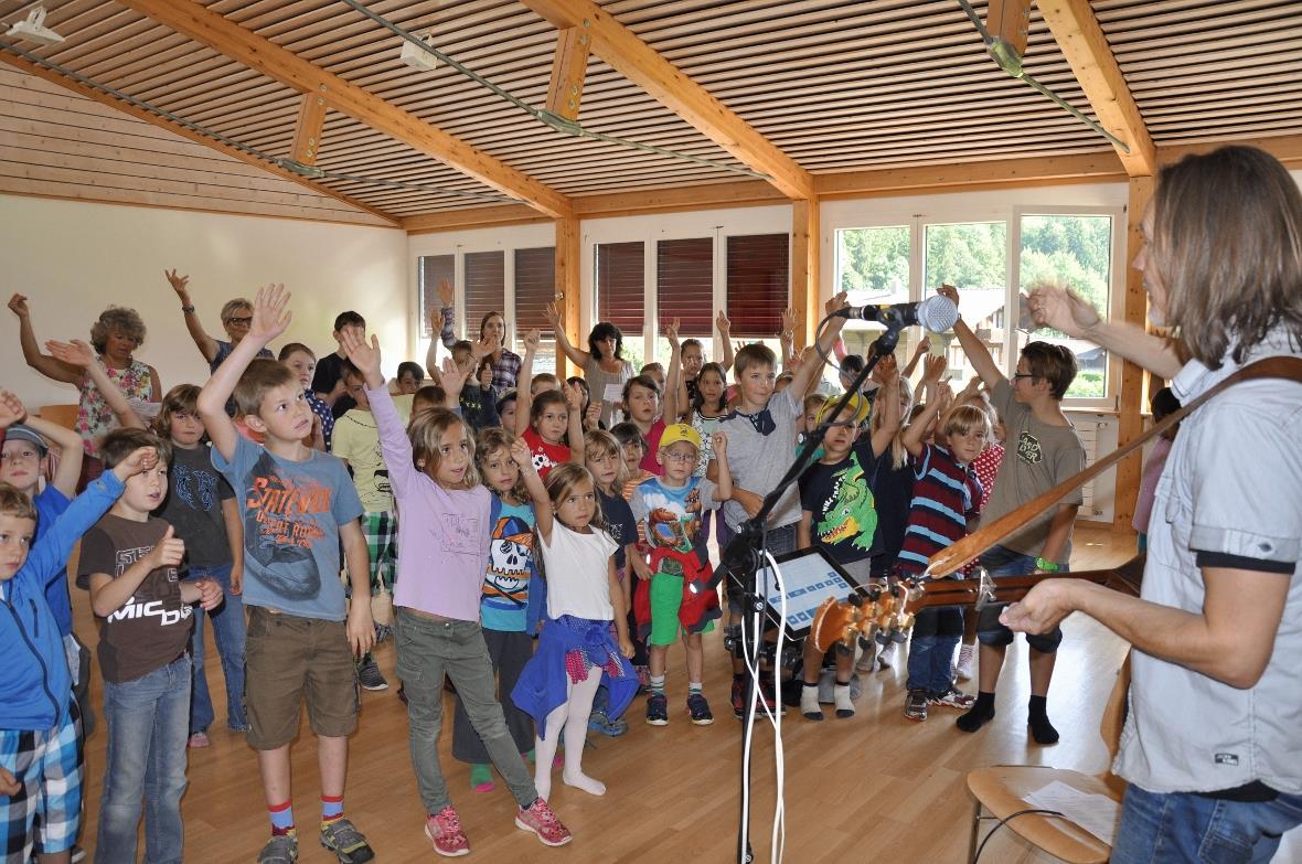  Bei Christian Fotsch werden derweil die Lieder einstudiert und dies nicht nur m...