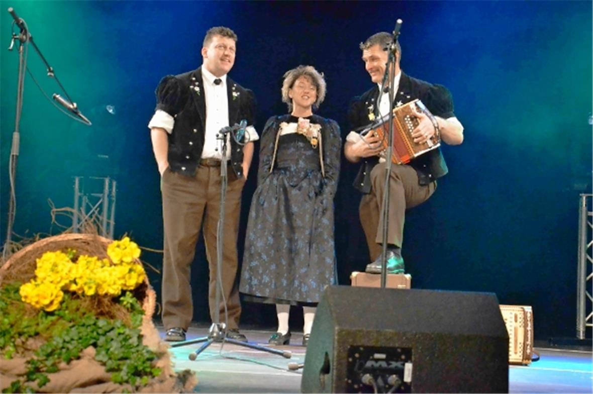  Das Jodelduett Trudi Rüfenacht / Markus Geissbühler am Örgeli begleitet von Chr...