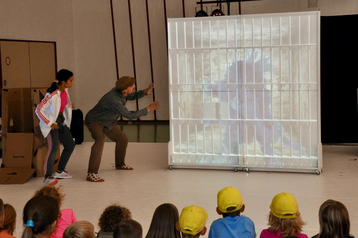  Das unbekannte Wesen versucht aus dem Gefängnis auszubrechen.