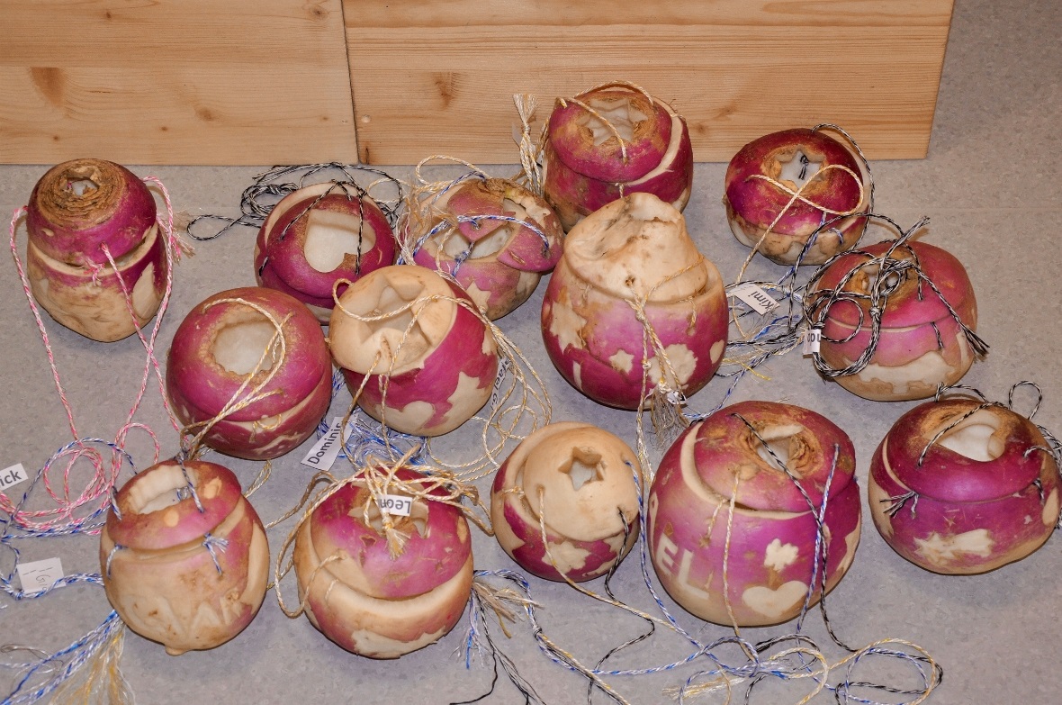  Die fertigen Räbeliechtli der Kindergärtler.