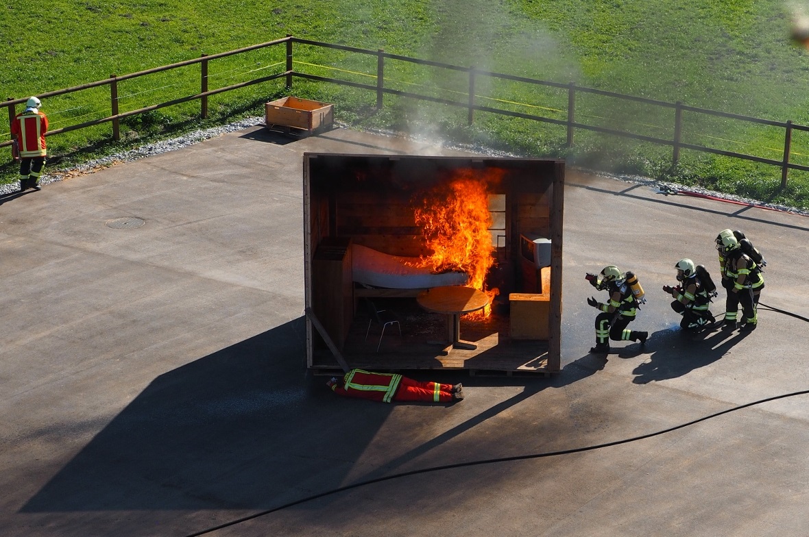  Durch die giftigen Gase fällt er in Ohnmacht.