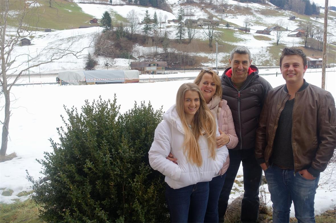 
            Ergänzten sich optimal: Monique, Priska, Roger und Nicola Wittwer leisteten beim Zugsunglück unverzüglich Erste Hilfe. Nun liegt der Steuerwagen des «Bärenzuges» gut eingepackt neben ihrem Feriendomizil und wartet auf seine Bergung.