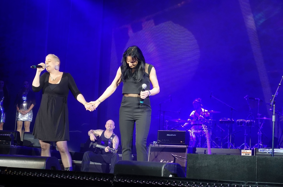  Gölä freute sich sichtlich über den Auftritt von Babs und Sandee.