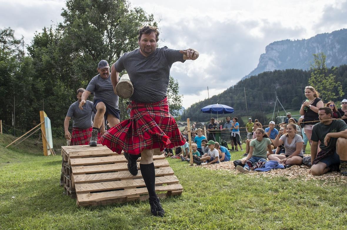  Hindernisslauf in der Gruppe mit Baumstamm