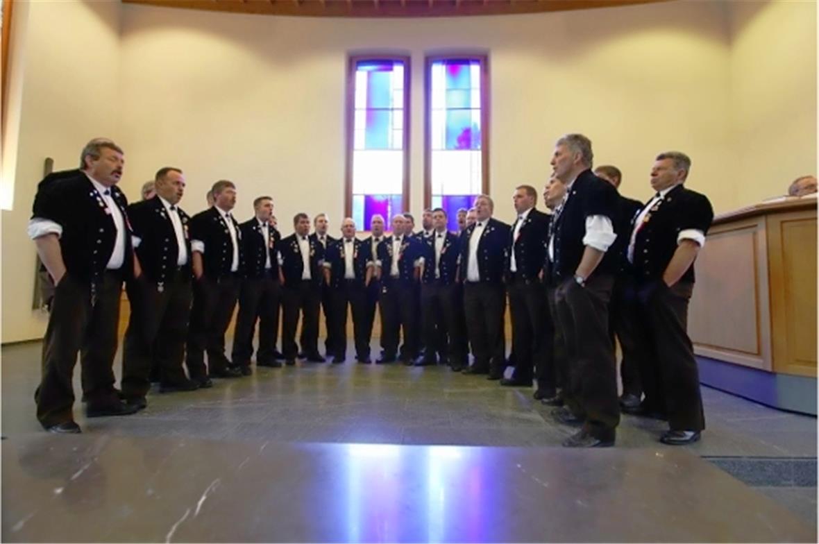  Jodlerklub St Stephan in der Kirche Lenk.