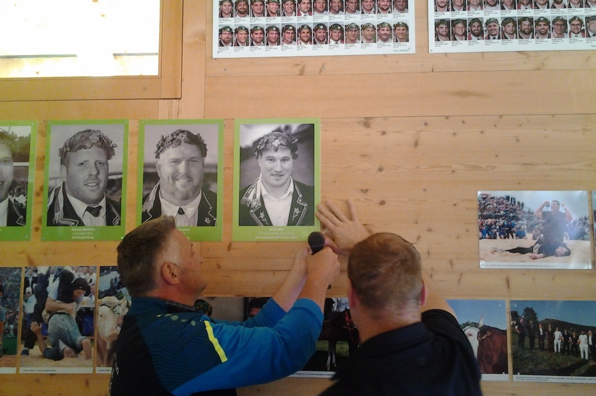  Joel Wicki ergänzt die Schwingerwand