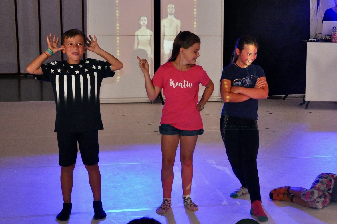  Kurzerhand werden die Kinder selber zu Tänzerinnen und Bewegungskünstlern.