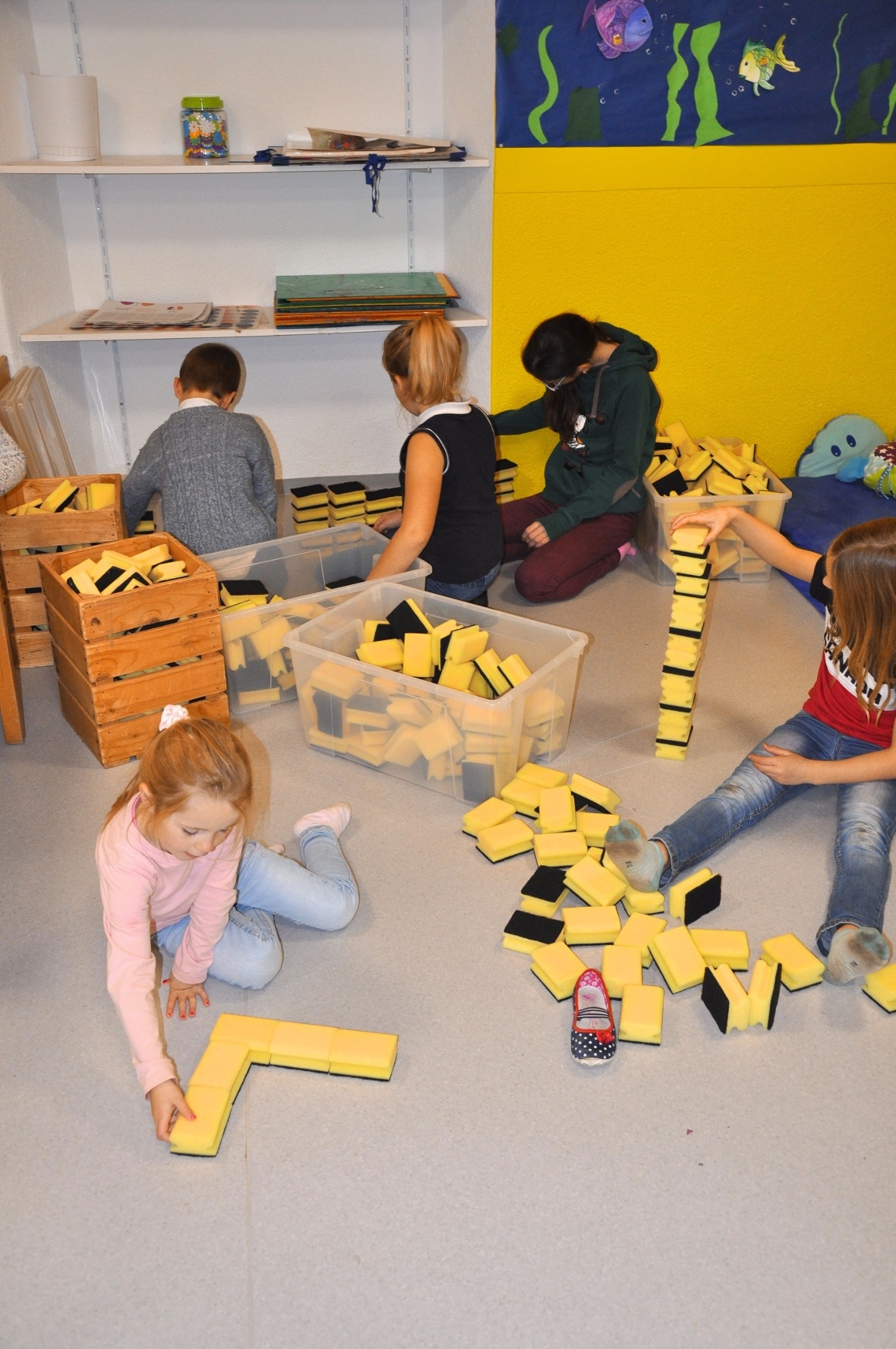  Mit Schwämmen Türme bauen.