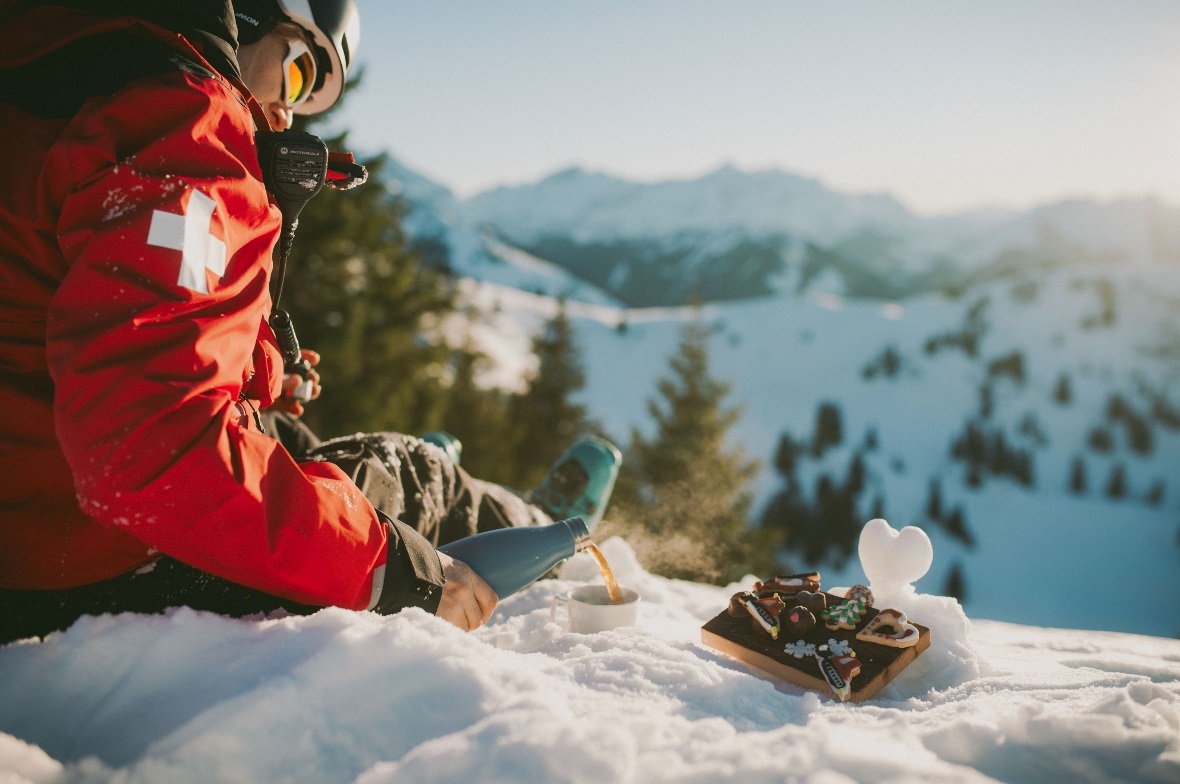 ... und geniesst am Feierabend das Bergpanorama in der Abendsonne bei einem Kaffee und selbstgebackenen Güetzi.