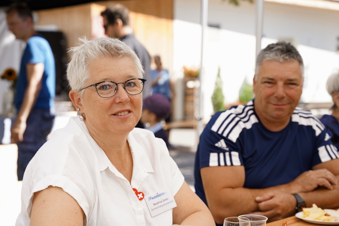 1.-August-Apéro: Mit Gemeindepräsidentin Beatrice Zeller (im Hintergrund der bei...
