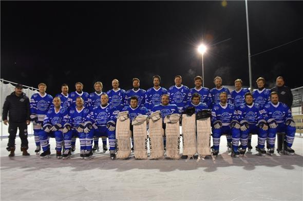 1. Mannschaft EHC L-Z Saison 24/25: Hinten von links nach rechts: Kevin Perren, Sébastien Blum, Sandro Walker, Eric Wälti, Lenny Hasler, Roger Salzmann, Björn Rindlisbacher, Nils Rindlisbacher, Noah Wälti, Christoph Perren, Remo Schletti, Michael von Känel, Remo Wehren, Coach Jöggi Zeller. Vorne von links nach rechts: Stefan Hofmann, Mathias Boschung, Joël Wälti, Rafael Cunha, Dominic Salzmann, Nick Krebs, Patric Salzmann, Silvio Zeller, Florian Perren.