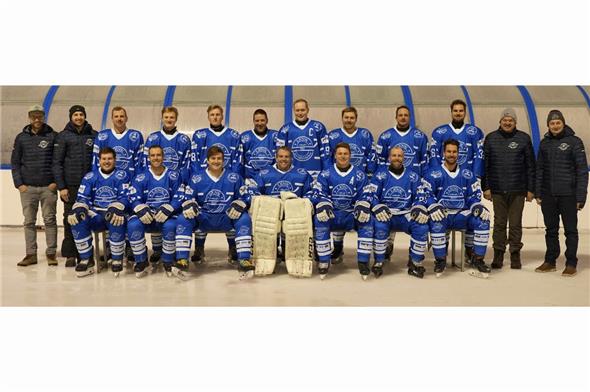 1. Mannschaft EHC LZ Saison 25/26: Hinten: Remo Schletti, Roger Salzmann, Mathias Boschung, Remo Wehren, Lenny Hasler, Sandro Walker, Joël Wälti, Michael von Känel, Martin Rufener, Björn Rindlisbacher, Jöggi Zeller, Eric Wälti. Vorne: Silvio Zeller, Stefan Hofmann, Christoph Perren, Dominic Salzmann, Noah Wälti, Patric Salzmann und Nils Rindlisbacher.