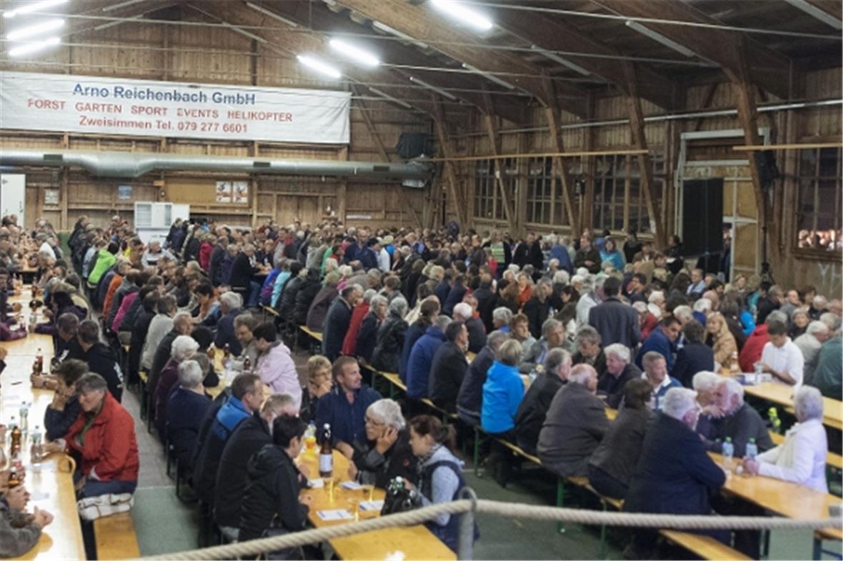 15 Minuten vor Beginn war die Märit-Halle bereits sehr voll und viele Leute warteten noch draussen. Fast 1500 Personen wollten sich am Mittwoch, 24. September aus erster Hand informieren lassen.