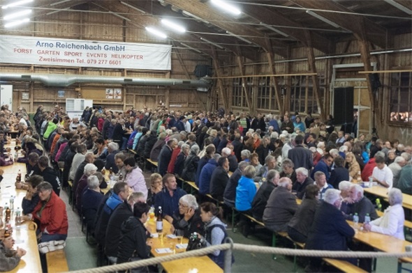 15 Minuten vor Beginn war die Märit-Halle bereits sehr voll und viele Leute warteten noch draussen. Fast 1500 Personen wollten sich am Mittwoch, 24. September aus erster Hand informieren lassen.