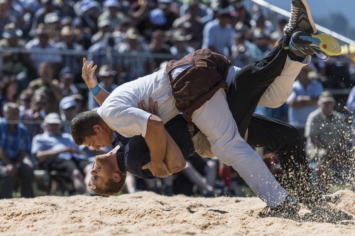 18. Juni 2017, Schwingen - Schwarzsee - Schwinget 2017. Reto Noetzli (O, Pfaeffikon) gegen Florian Aellen (U, Gstaad).