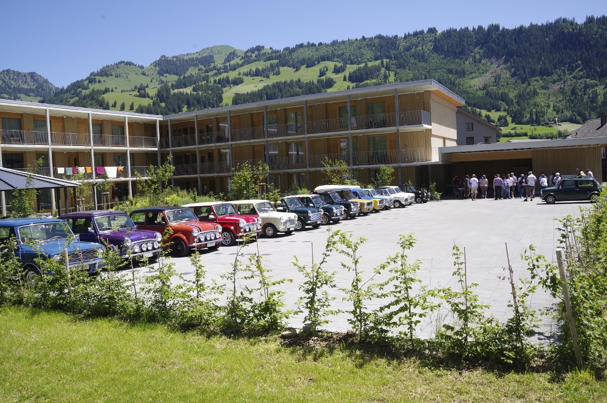 18 Minis des Berner Mini Clubs parkierten vor dem Wohngebäude der Bergquelle und...