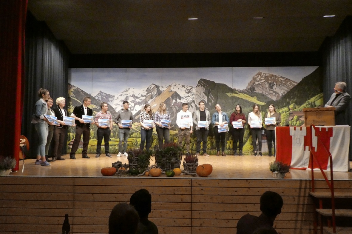 19 neue Stimmbürgerinnen und Stimmbürger erhielten den Bürgerbrief von Gemeindepräsident Jürg Stucki.