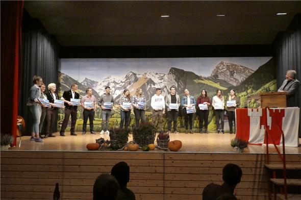 19 neue Stimmbürgerinnen und Stimmbürger erhielten den Bürgerbrief von Gemeindepräsident Jürg Stucki.