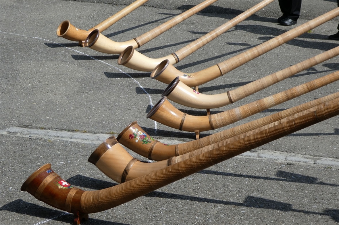 2 Oberli Alphörner in Aktion inmitten der Modernen.