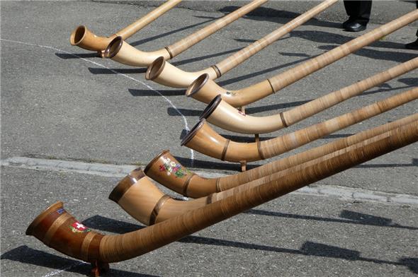 2 Oberli Alphörner in Aktion inmitten der Modernen.