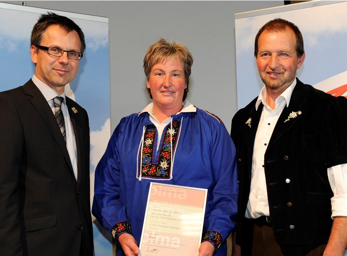 2. Preis: Hobelkäse AOC, Jg. 2008, Alp Langermatte, Gemeinde Lenk. Ueli Tritten-Siegfried, Lenk. Markus Hobi (Jury-Vorsitz) und Hedi und Ueli Tritten