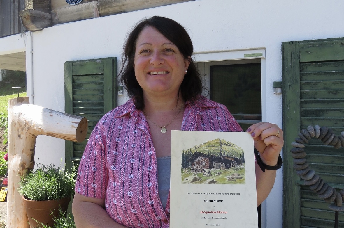 20 Jahre geht Jacqueline Bühler aus St. Stephan auf dem Mattenbärgli z’Alp.