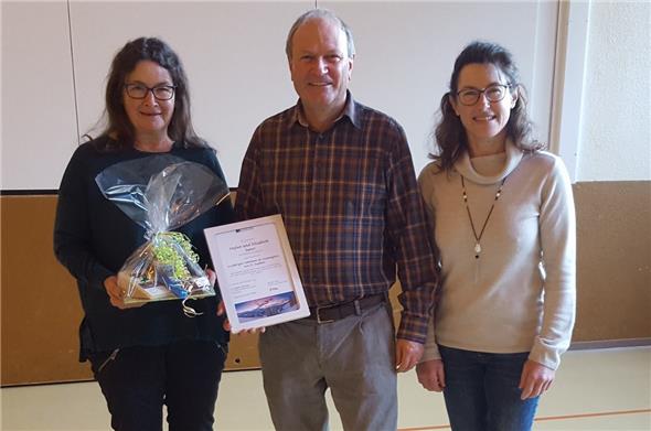 20-jähriges Jubiläum als Stammgäste: Elisabeth und Stefan Suter konnten den Dank von Gemeinderätin Pia Perren (rechts) entgegennehmen.