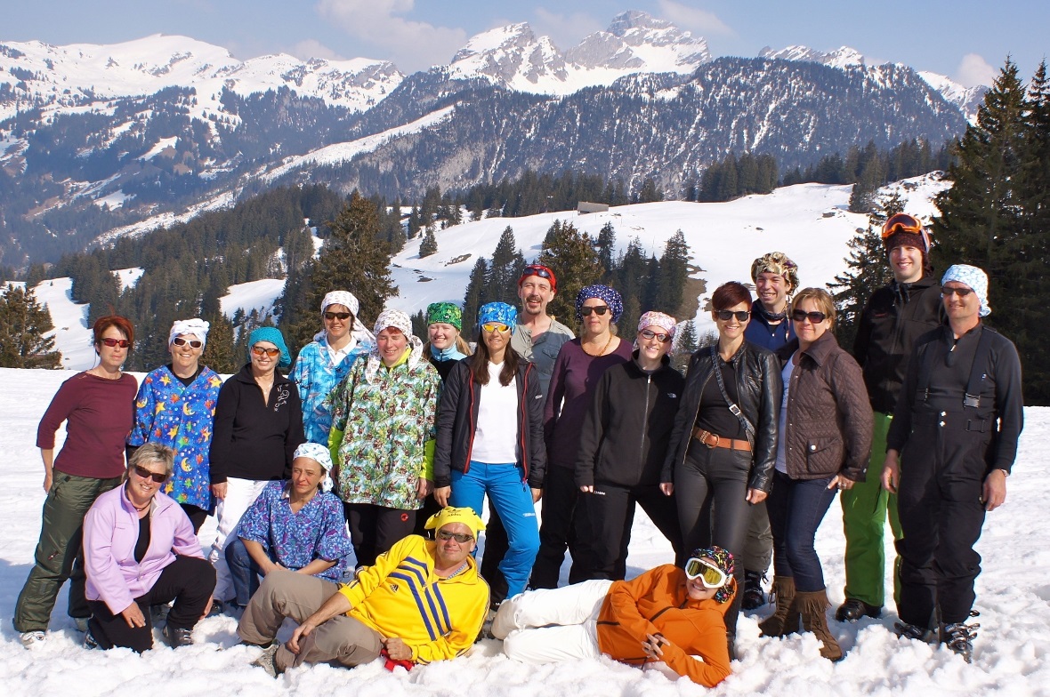 22 Mitarbeiter/innen des Spitals Zweisimmen konnten mit Unterstützung der Spitalleitung am Firmenrennen teilnehmen. Vier aktive Gästeteams sowie acht Fans vom Spital Zweisimmen waren, trotz der düsteren Zukunftsaussichten der Spitäler, zum Mitfahren und Feiern vor Ort.