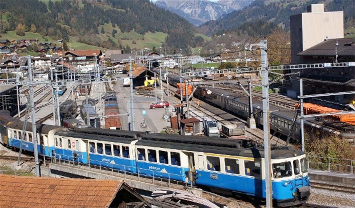 23 Millionen Franken kostet der Ersatz der Gleis- und Fahrleitungsanlagen auf der GoldenPass-Linie von Zweisimmen nach Lenk. Im Bild ein Regio-Express zwischen St. Stephan und Matten.