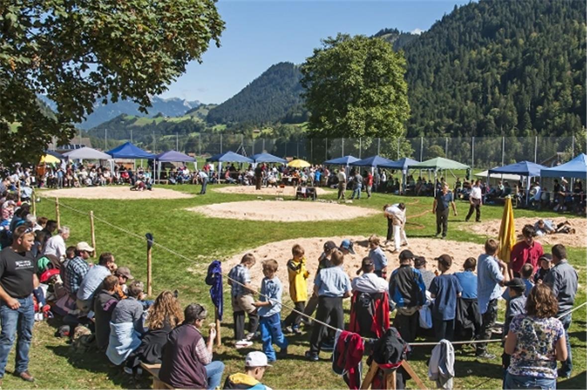 240 Schwinger kämpften am 25. Buebeschwinget in Boltigen