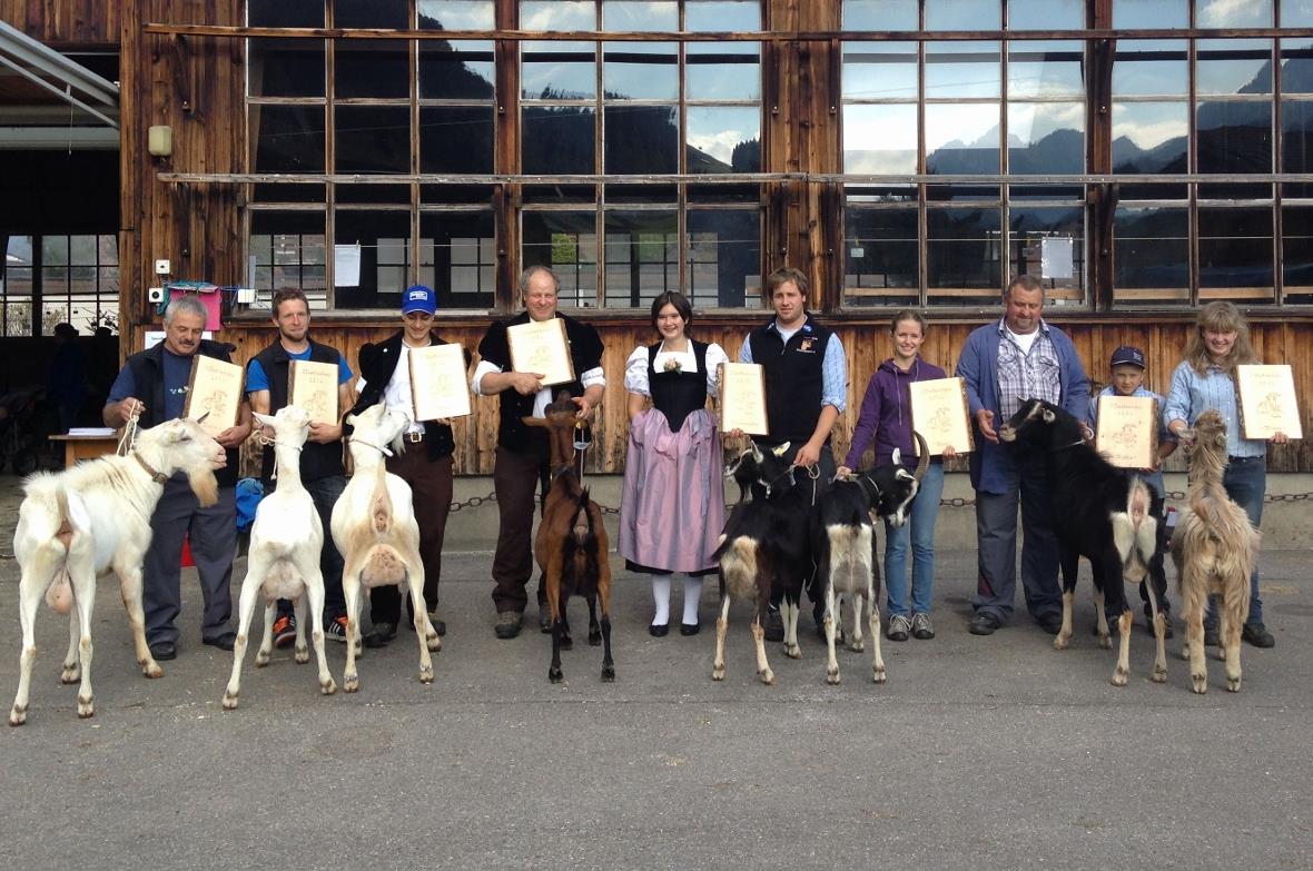 3. Amtsschau für Ziegen: Züchter und Besitzer präsentieren ihre preisgekrönten Mister und Missen vor der Markthalle in Zweisimmen.