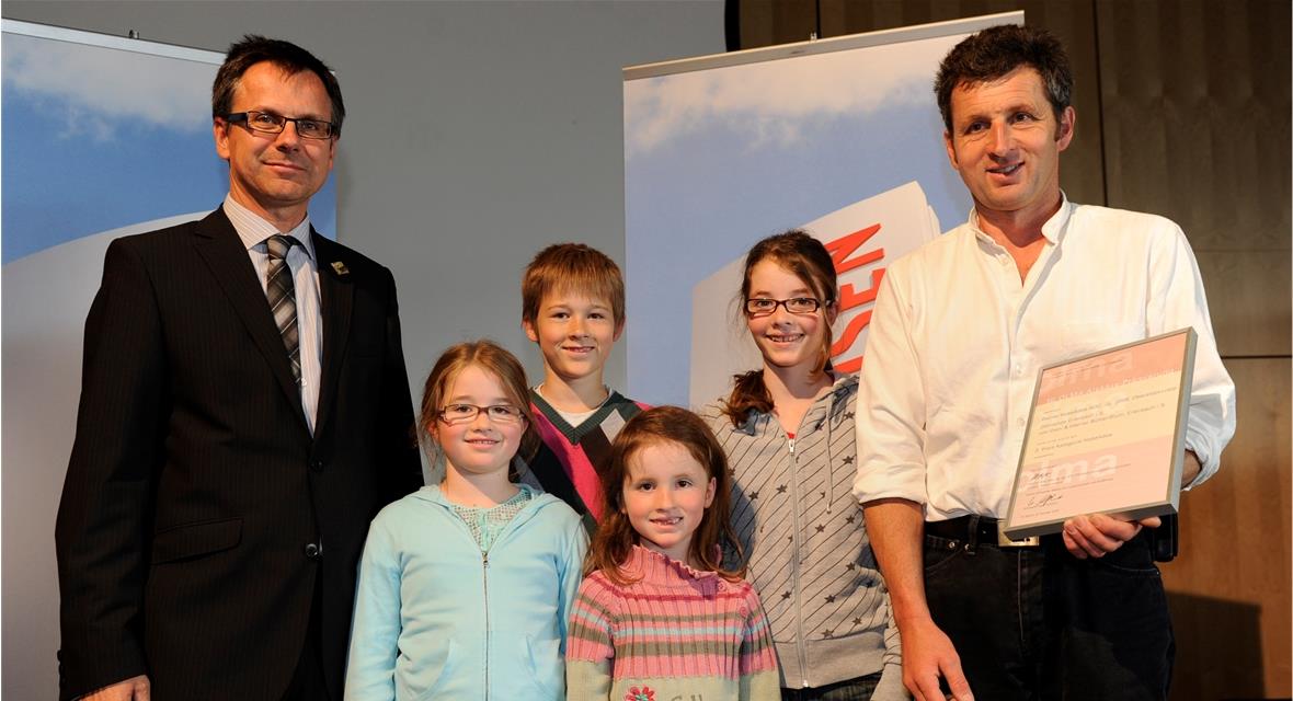 3. Preis: Berner Hobelkäse AOC, Jg. 2008, Oberstockenalp, Gemeinde Erlenbach i.S., Vreni und Werner Bühler-Blum, Erlenbach i.S. Markus Hobi (Jury-Vorsitz) und Werner Bühler-Blum mit Kindern.