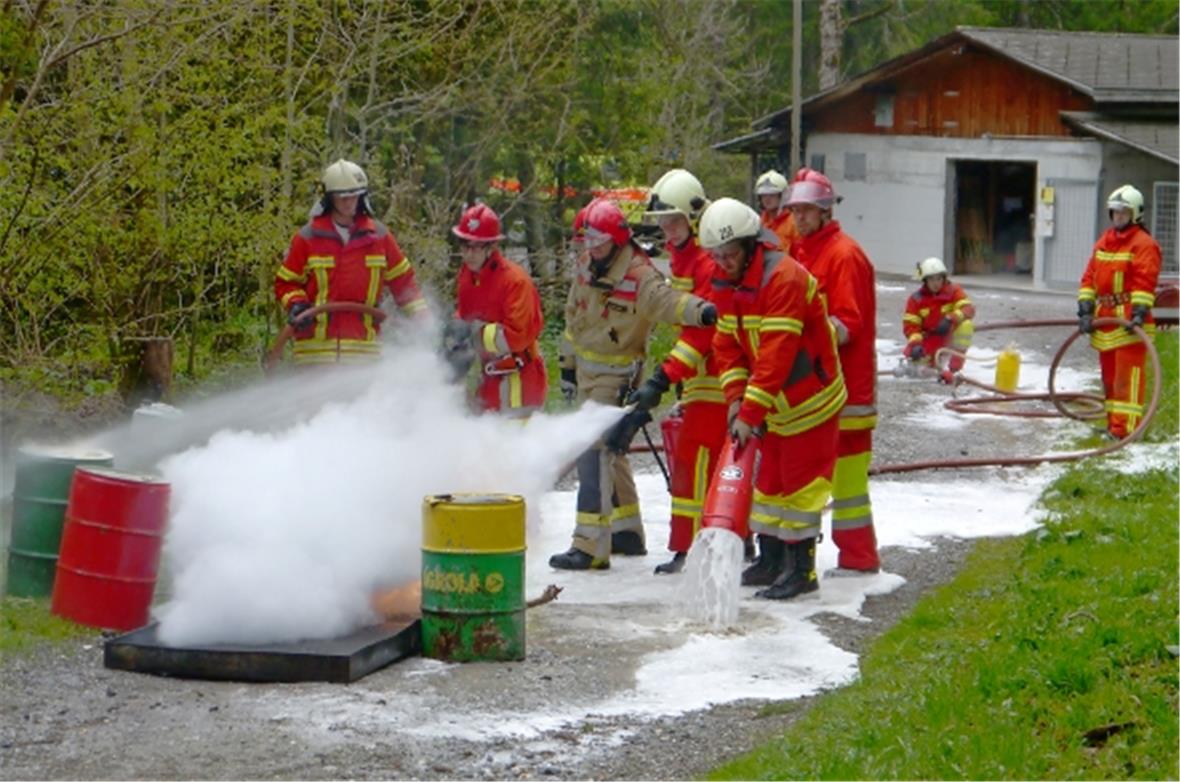 3-facher Brandschutz: Mit Wasser, Pulver und Schaum wird eine brennende Flüssigkeit gelöscht.