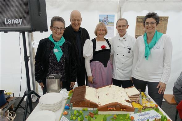 30 Jahre Altersheim Lenk: Doris Toscano, Werner Müller, Gemeinderätin Marianne Messerli, Klaus Wagner und Petra Krebs bestritten gemeinsam den Jubiläumsakt.