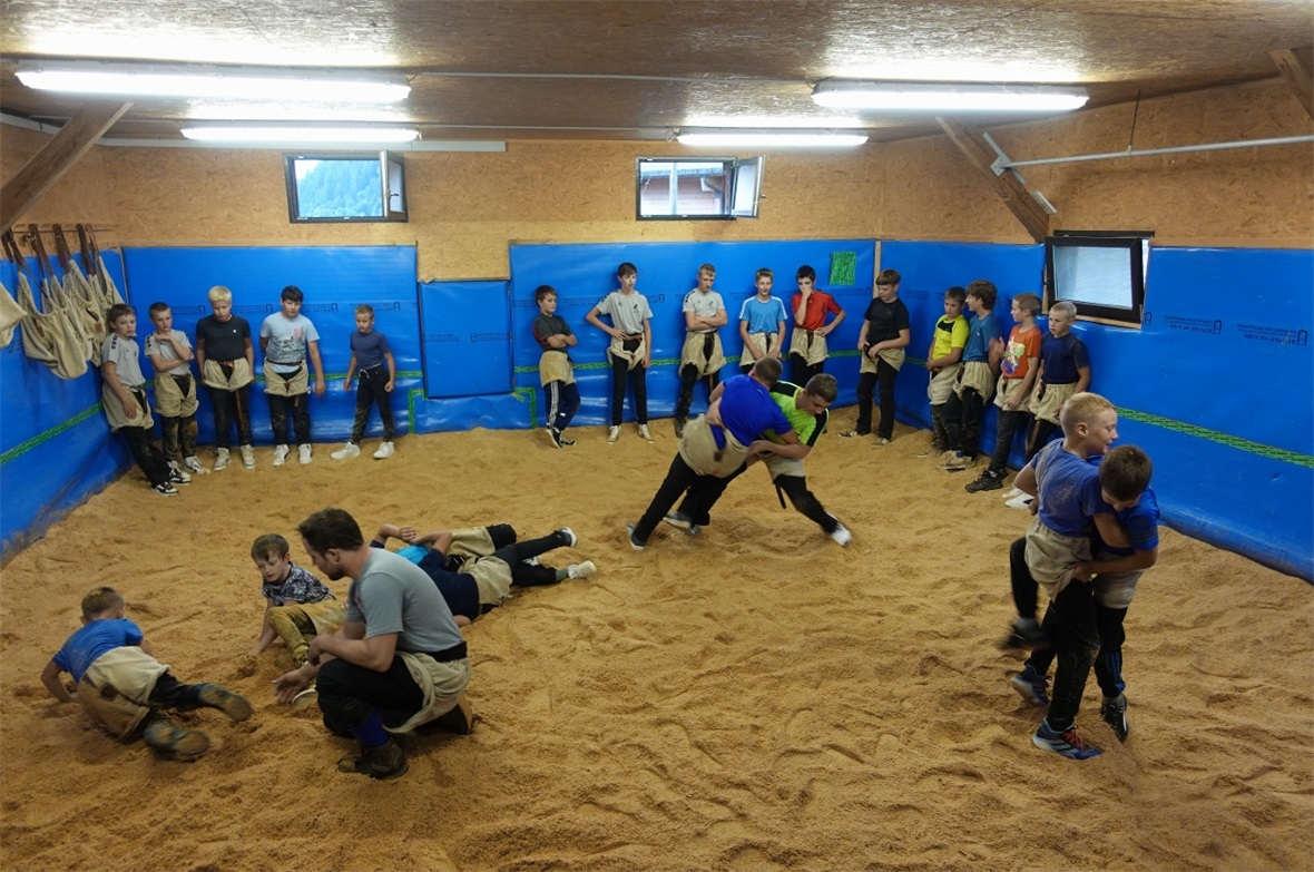 Jungschwingersport boomt: Platzmangel zwingt die Klubs zum Handeln 31 «Büeblä» unter der Leitung von Ueli Moor junior beim Training im Schwingkeller in St. Stephan.