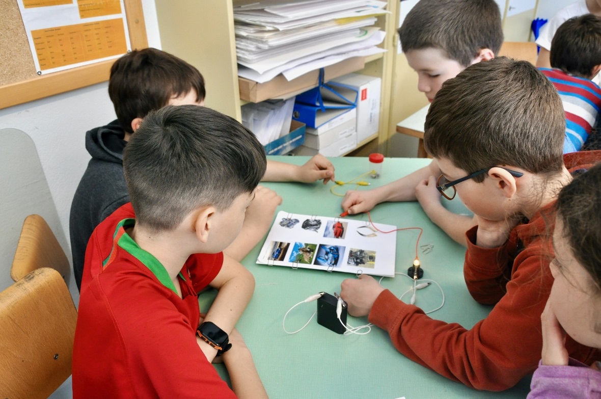 3./4-Klässler versuchen sich an einem Experiment.