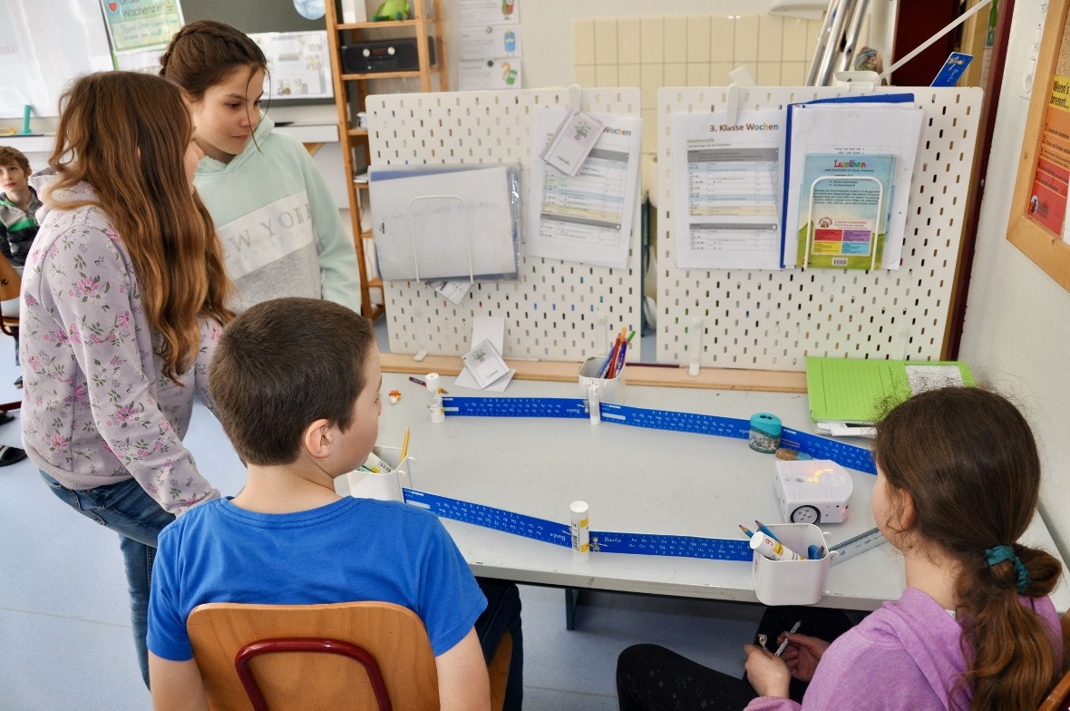3./4-KlässlerInnen zeigen die Fähigkeiten der Thymio-Roboter.